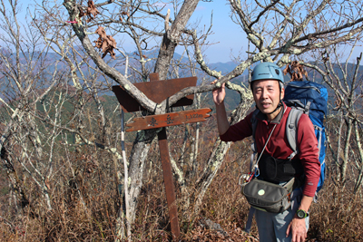 Mさんが撮影した東岳山頂でのAさんの写真