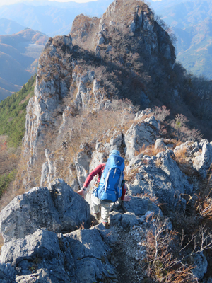 Mさんが撮影した西岳2峰を背に3峰に向かい始めたAさんの写真