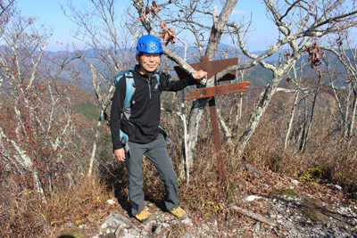 東岳山頂でのMさんの写真