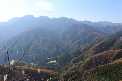 好展望のところから見た両神山と赤岩岳方面のギザギザの稜線の写真