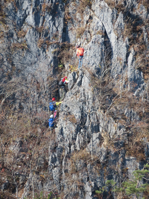 Mさんが望遠で撮影した西岳上級コースをロープでつなぎ合って上っているパーティーの写真