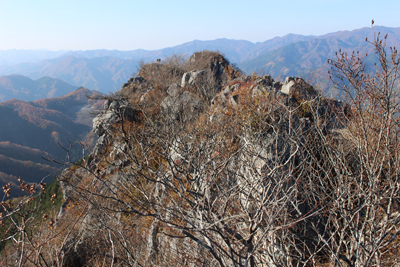 上級コースの終了点となる1峰から見た西岳2峰と3峰の写真