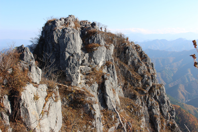 西岳山頂(2峰)から振り返った1峰の写真