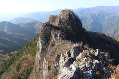 2峰から見た3峰の写真