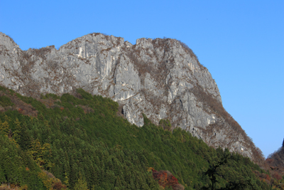 西岳を望遠で引っ張った写真