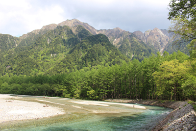 梓川と霞沢岳方面の写真