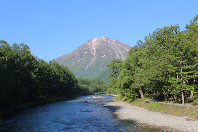 河童橋から見た朝の槍ヶ岳と月の写真