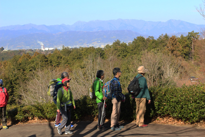 丹沢山地の山々を左手に見て歩いている写真