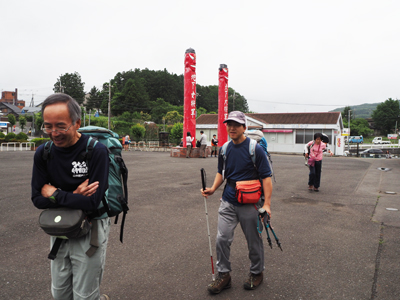Iさんが撮影した高麗駅を背に岩場に向かって歩き出した写真