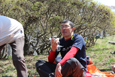 3合のご飯で握ったおにぎりを食べるYさんの写真