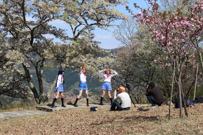 コスプレで踊る女の子と写真を撮る男性の写真