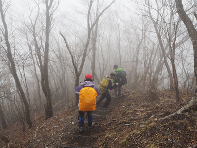 iさんが撮影した山頂から下山を開始した写真