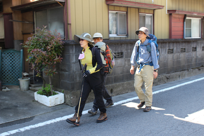 視覚障害者のＦさんをサポートしながらＫＢさんとＫＲさんが歩いている写真