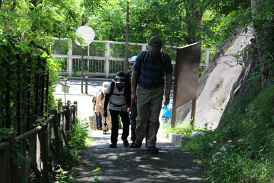岩殿城趾への階段を登っている写真