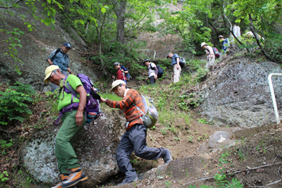 山頂直下の急な階段を下っている写真