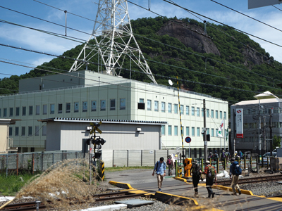Ｉさんが撮影した岩殿山を正面に見て踏切を渡っている写真