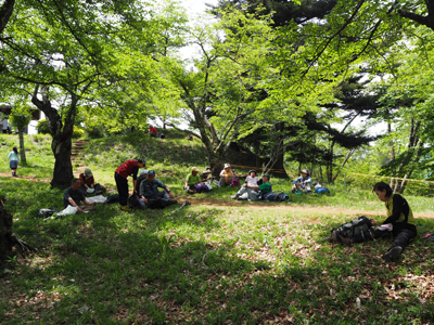 Ｉさんが撮影した山頂の広場で昼食中の写真