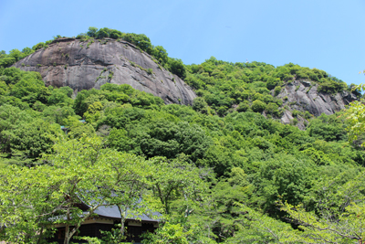 下から見上げた岩殿山の写真