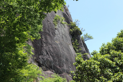 岩殿山の岸壁を横から見た写真