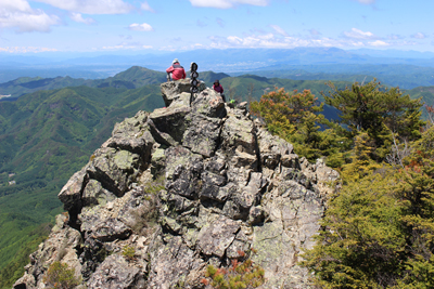 御座山の山頂と雲をかぶった浅間山方面の写真