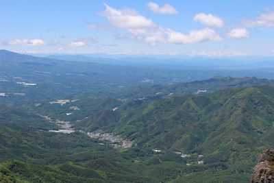 八ヶ岳の右側に見える北アルプスの全景の写真