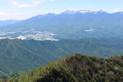 御座山山頂から見た八ヶ岳と高原野菜畑の写真