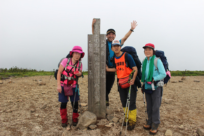 東吾妻山山頂での集合写真