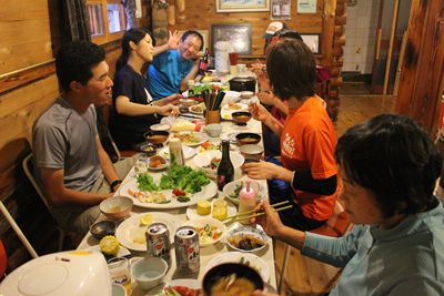 吾妻小屋で夕食中の写真