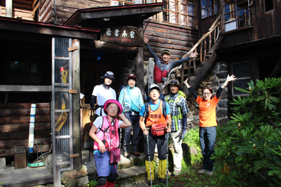 吾妻小屋の前での集合写真