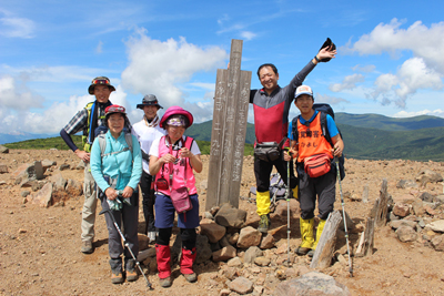 一切経山山頂での集合写真
