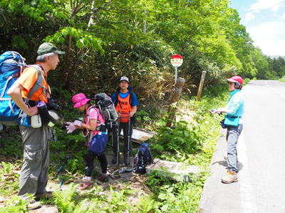 Iさんが撮影した鳥子平の登山口で出発準備している写真