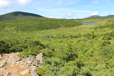 一切経山への登りから見た東吾妻山と酸ヶ平の写真