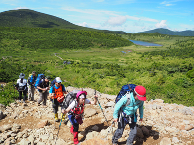 Iさんが撮影した一切経山への尾根を登っているメンバーの写真