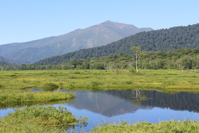 至仏山と池塘に移った逆さ至仏山の写真