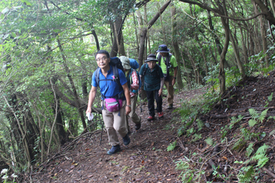 神峰山の山頂を目指して登っているメンバーの写真