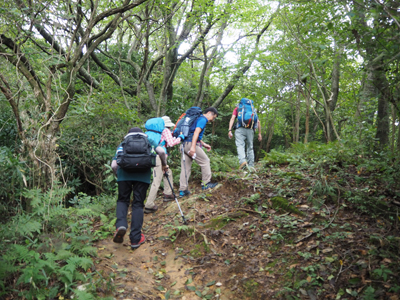 Iさんが撮影した傾斜の増した登山道を登っている写真