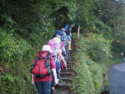 Iさんが撮影した夏山登山道を登り始めた写真