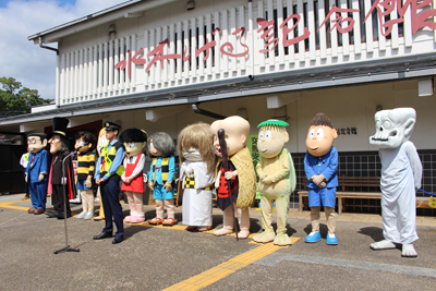 水木しげる記念館前に集まった妖怪の写真
