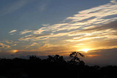 大山寺バス停で見た夕日と幻日の写真