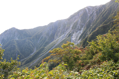 六合目避難小屋から見た大山北壁の写真