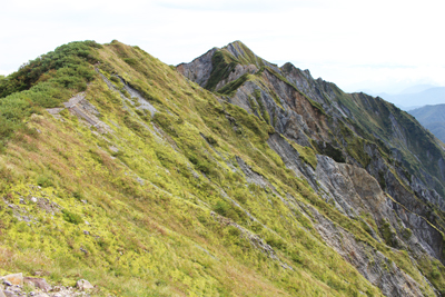 弥山山頂から見た剣ヶ峰の写真