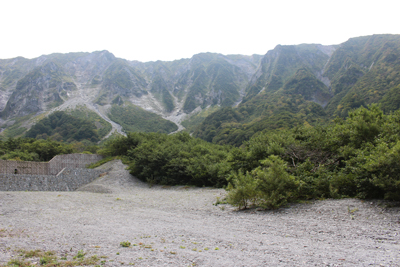 元谷入口付近から見た大山北壁の全景の写真