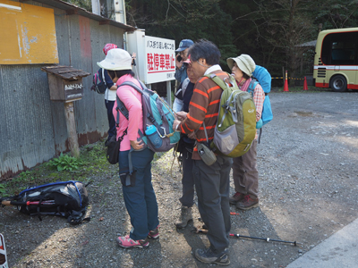 バス停でFさんからサポートロープの指南を受けている写真（Iさん撮影・以降の写真はすべてIさん撮影）