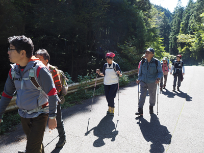 登山口に向けて林道を歩いている写真