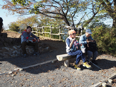 山頂でのんびりしている写真
