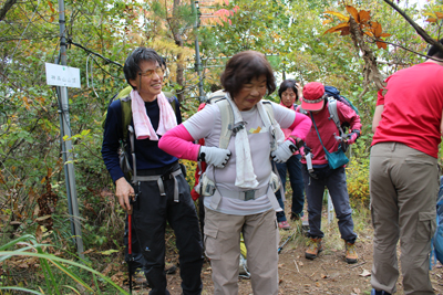 神楽山山頂で歩く準備をしている写真