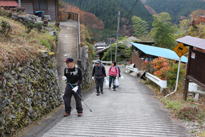 石垣の横を歩いている写真