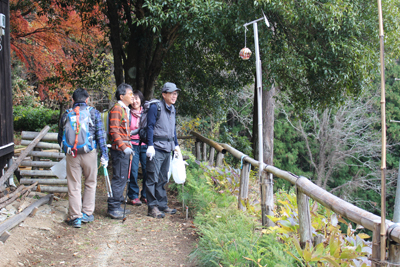 テレビアサヒで放送された「ポツンと一軒家」の前で山の風景を見ている写真