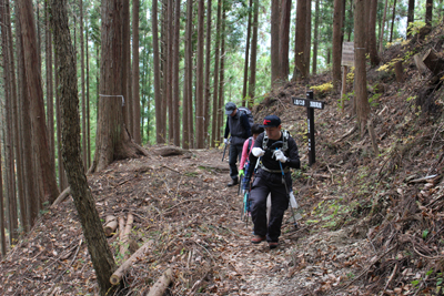 人里峠手前の標識横を歩いている写真