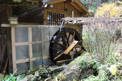 峠の茶屋の水車の写真